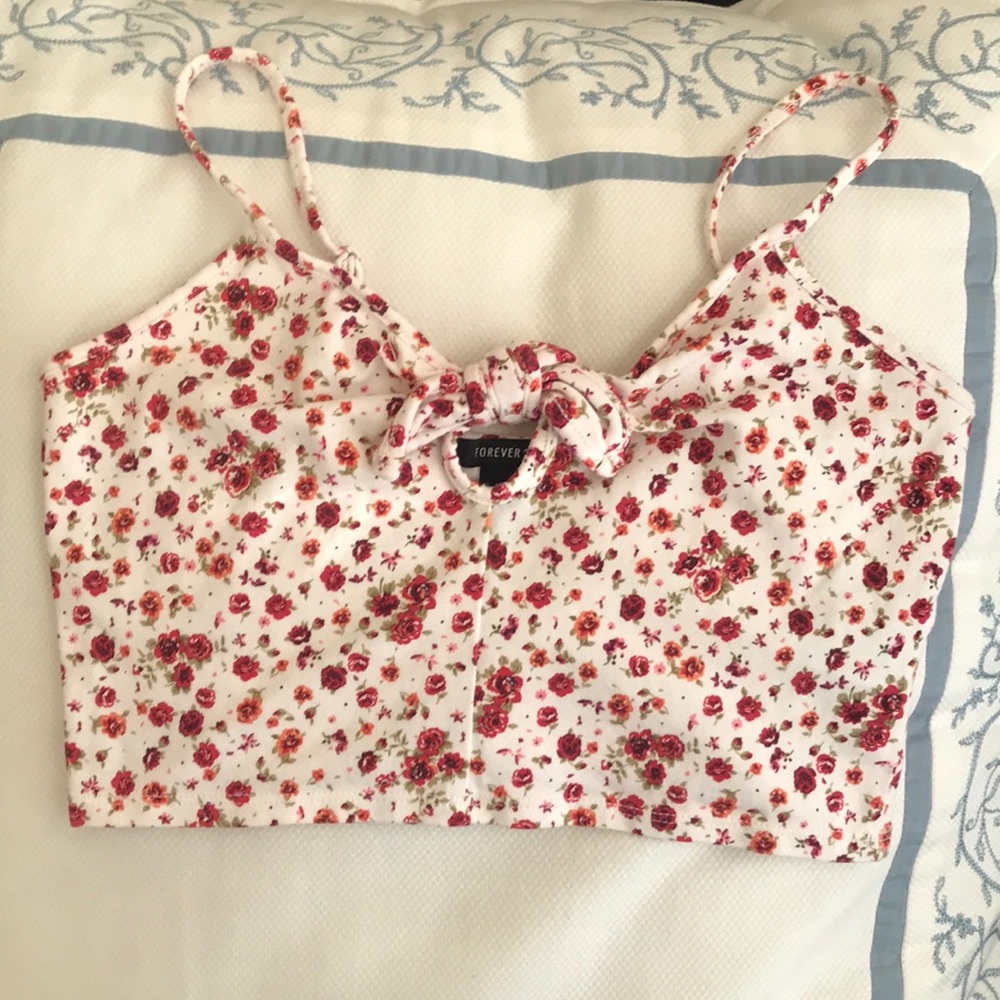 ⭐️⭐️Floral Crop Top with knot front Forever 21